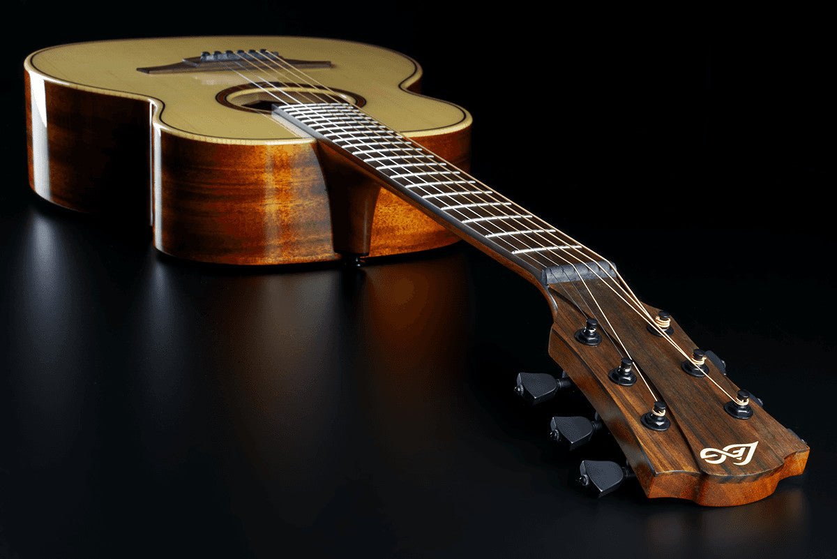 LAG Guitars  TRAVEL SP  Travel guitar, solid Engelmann spruce top